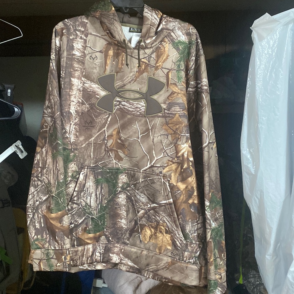 Never worn XL Under Armour Real Tree hoodie. Size XL.